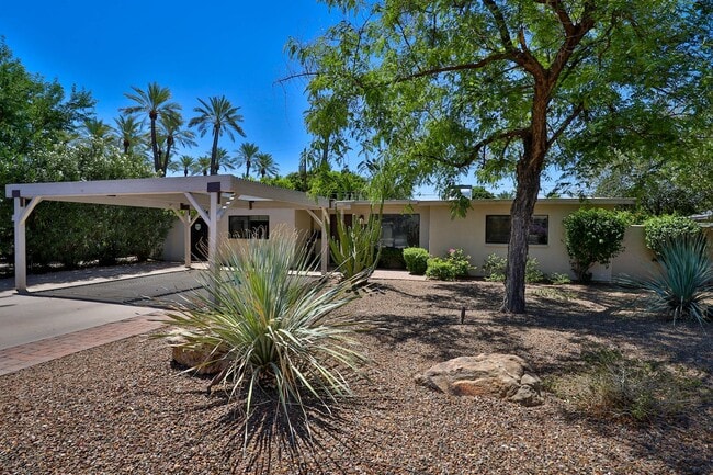 Building Photo - 3 Bedroom + den with pool