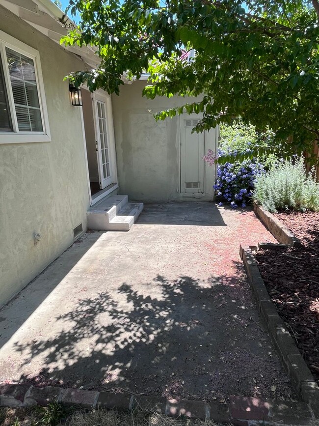 Building Photo - BEAUTIFUL UPDATED HOME IN EAST SAC!!