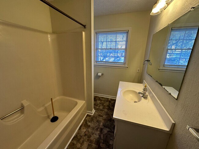 Building Photo - 3 Bedroom Split Foyer Home off Old Forest ...