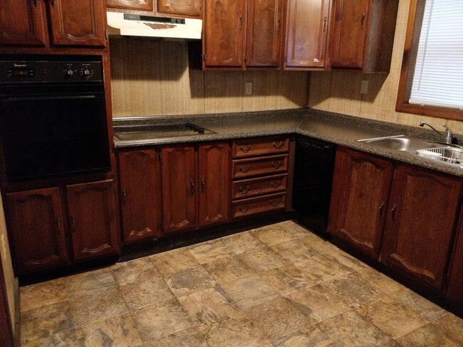 Building Photo - Comfortable living in this 3-bedroom, 1-bath home