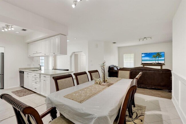 Building Photo - 7334 Pine Creek Way