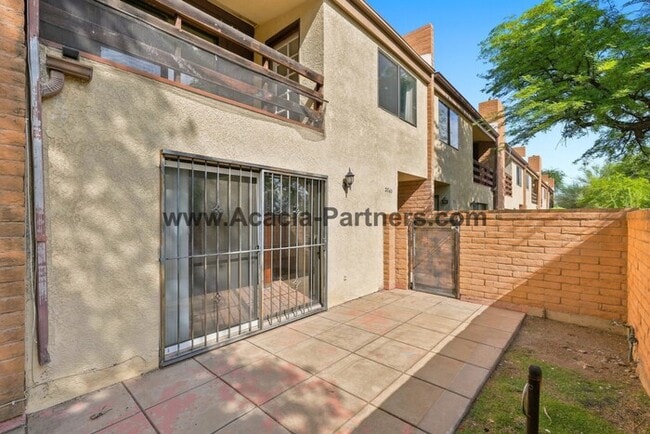 Building Photo - Spacious Three Bedroom/Three Bath Townhome