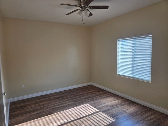 Building Photo - Large 2 bed 1 Bath House