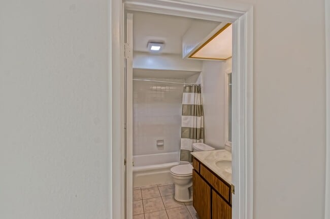 Building Photo - Bright & Airy, End-Unit 3BR2.5BA Townhouse w/ 2-Car Garage in Beautiful Gated Community w/ Pool &...