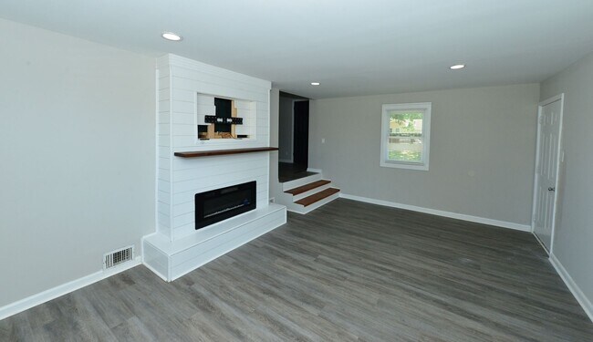 Building Photo - Renovated Ranch!