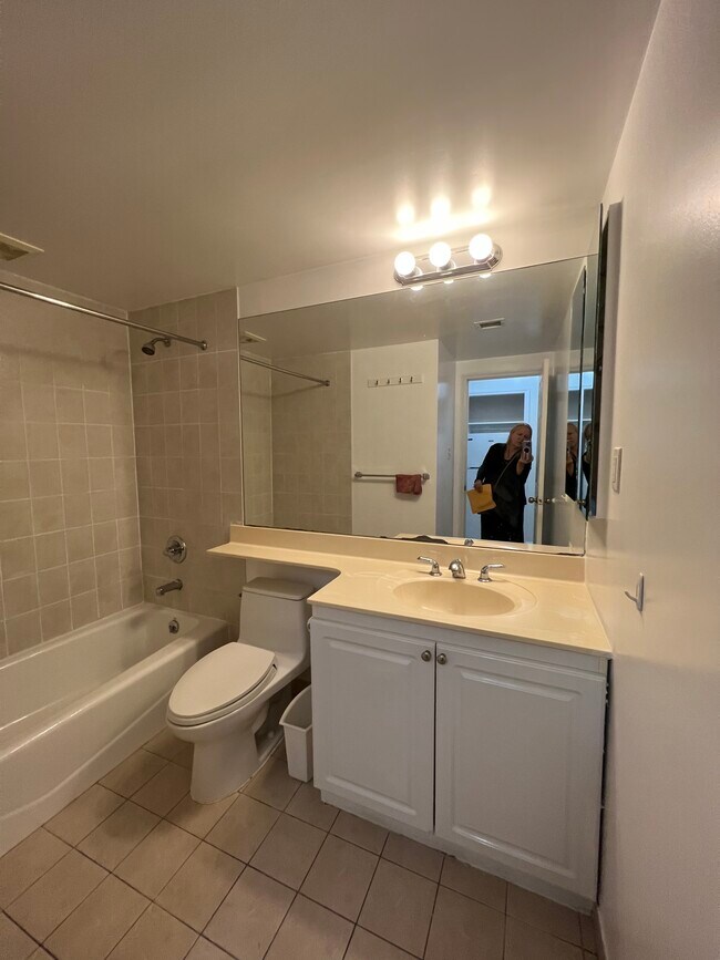 Building Photo - 3227 Riverdale Ave