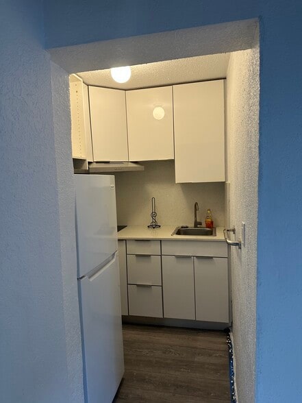 Building Photo - 200 SW 51st Pl