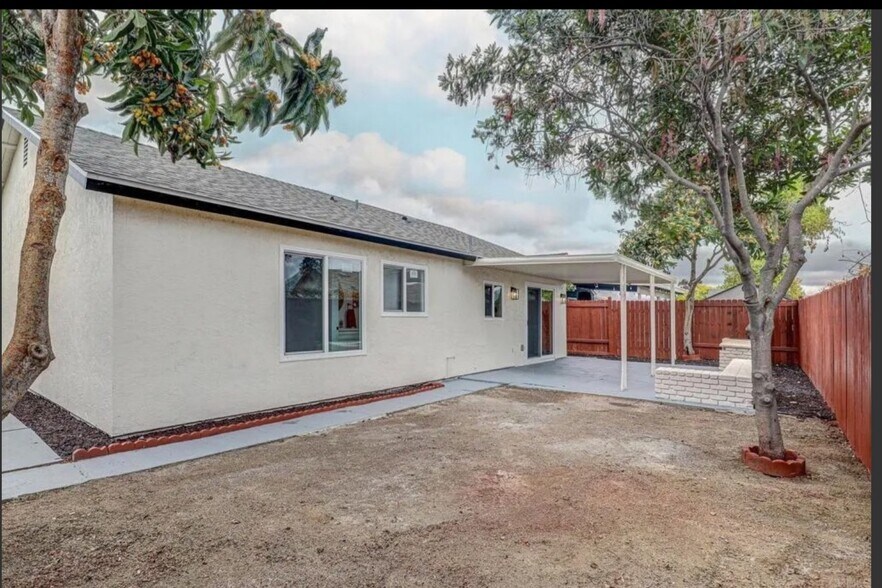 Building Photo - 1320 Vinca Way