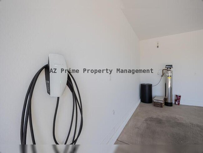 Building Photo - 4607 S 111th Dr