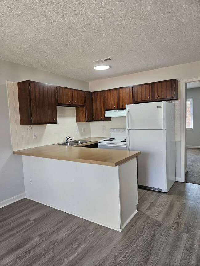 Building Photo - Green Valley Apartments