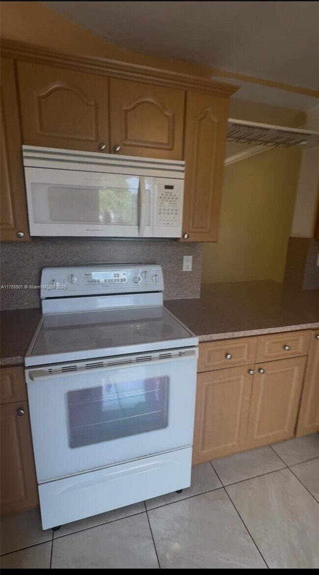 Building Photo - 8607 SW 137th Ave