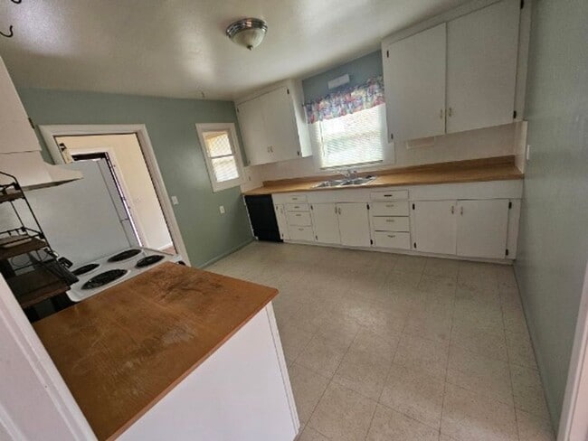 Building Photo - Rental in central Lakeport