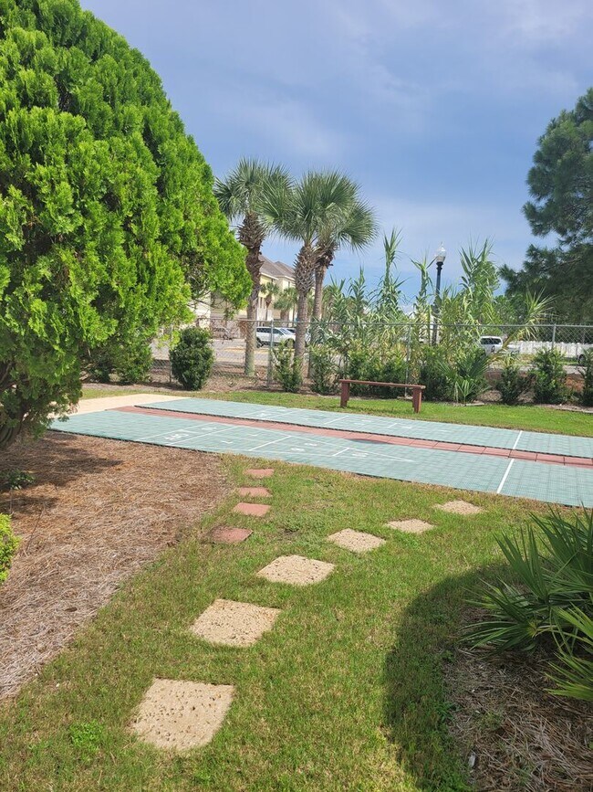 Building Photo - 8730 Thomas Dr