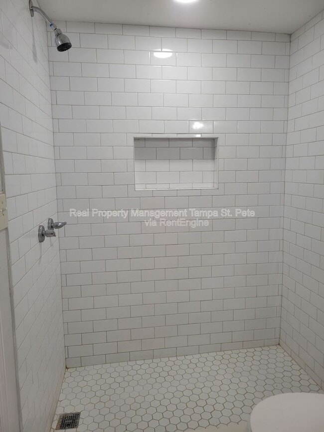 Building Photo - 618 17th Ave S