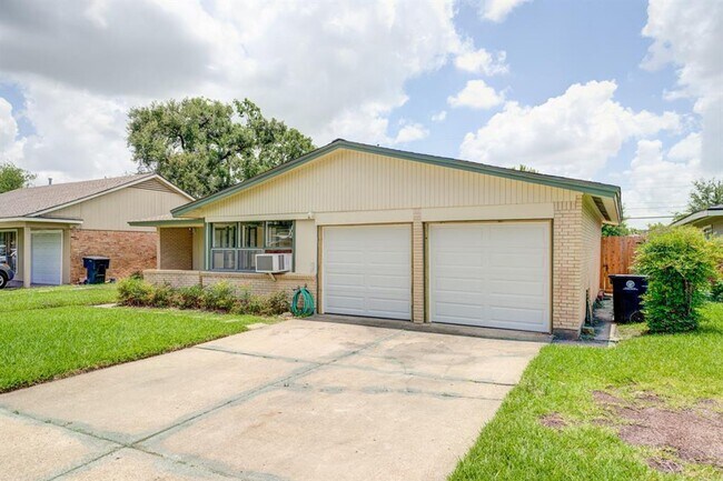 Building Photo - 8623 Norton Dr