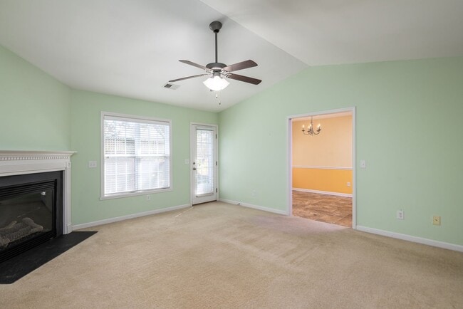 Building Photo - Charming Residence with Modern Amenities and Community center access