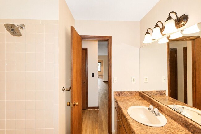 Building Photo - 3750 Robinson Dr