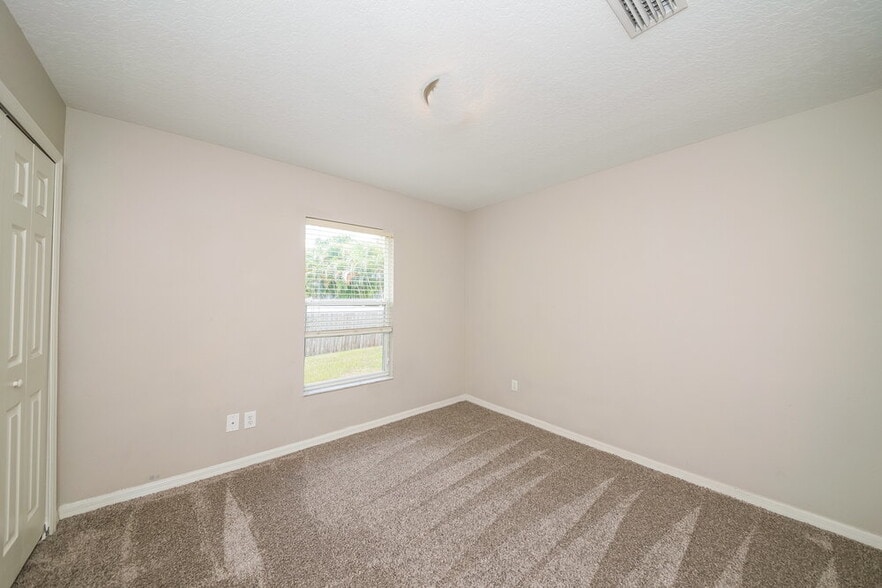 Building Photo - 6010 33rd Dr E