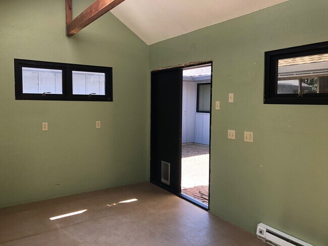 Building Photo - 2-bedroom 2-bathroom duplex with 2 garages in Eugene!