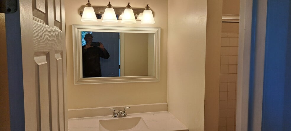 Building Photo - 120 Creekwood Dr