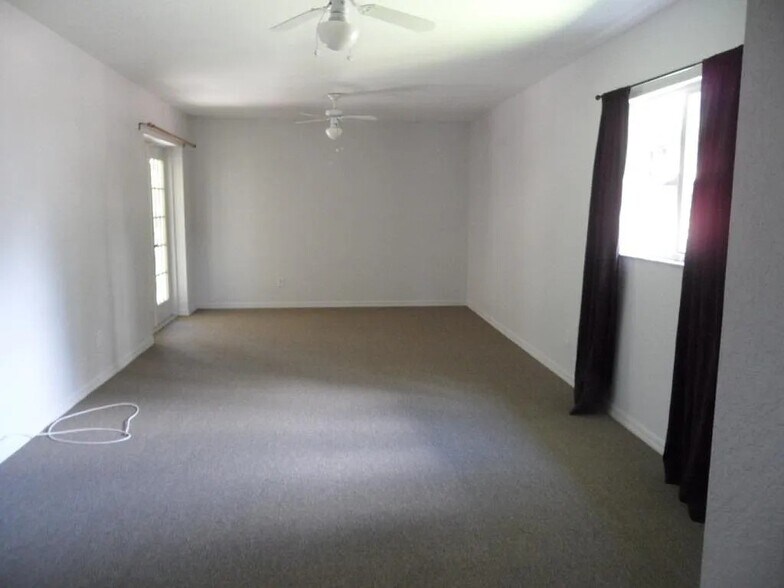 Building Photo - 9260 Sedgefield Rd