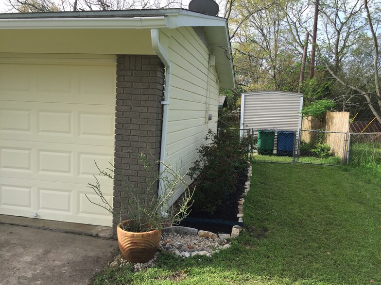 Building Photo - 1405 Green Forest Dr