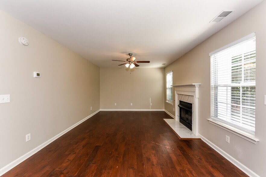 Building Photo - 900 Bluebird Ct