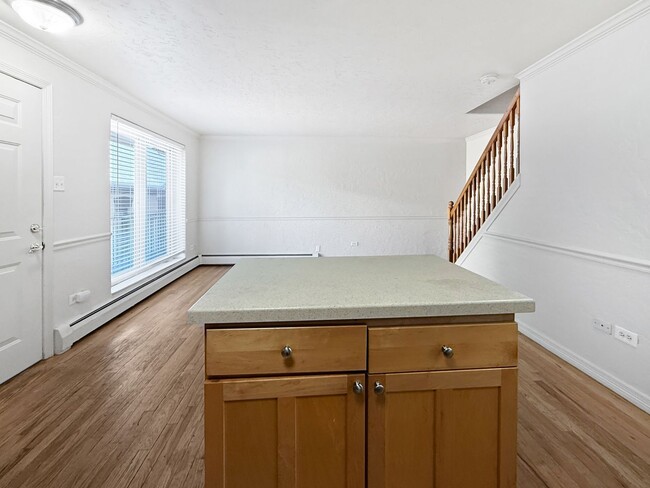 Building Photo - $0 DEPOSIT OPTION. CHEESMAN PARK! TWO STORY CONDO! ADDITIONAL HALF BATH ON MAIN LEVEL! PARKING, H...