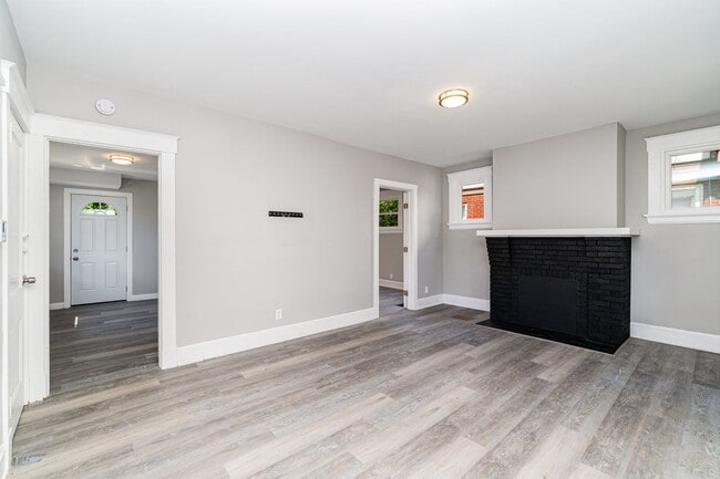 Building Photo - Updated 3 Bedroom 1 bathroom House