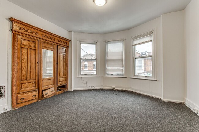 Building Photo - Updated 4 Bed, 2 Bath in Oakland - Close t...