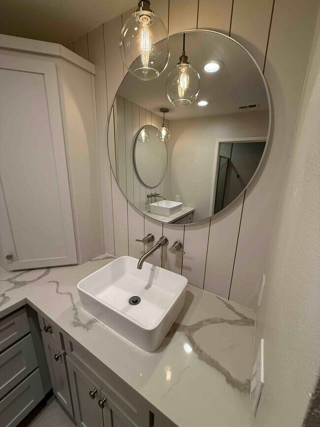 Building Photo - Fabulous Campus Commons 3 Bedroom