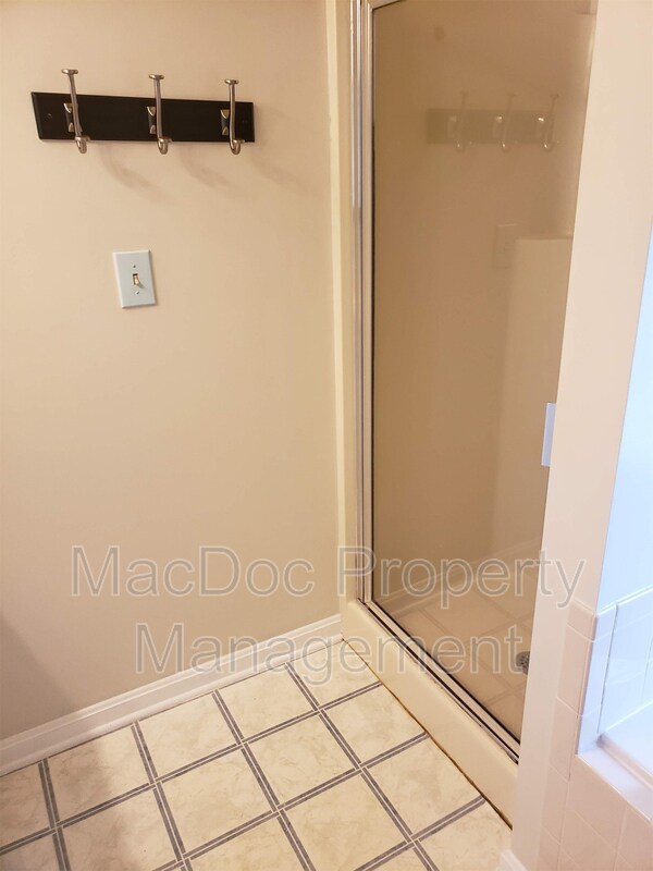 Building Photo - 7620 Regency Glen Dr