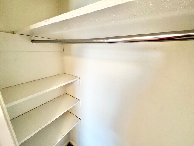 Building Photo - Charming 2 Bed 1 Bath Duplex - Walk to Sch...