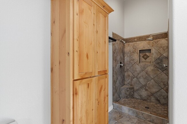 Building Photo - Charming Silverton Home Near Downtown