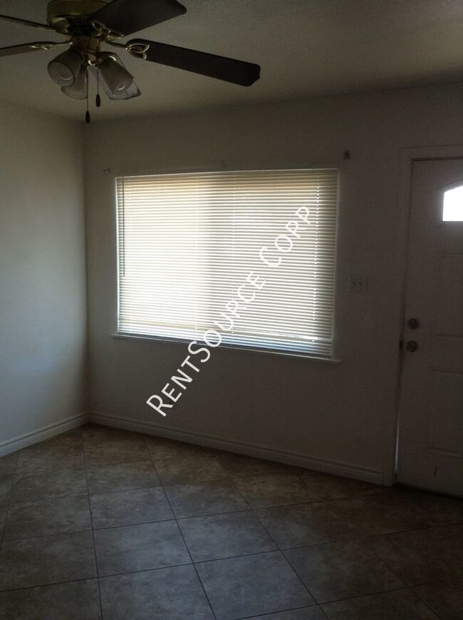 Building Photo - 2 Bedroom Condo For Rent in Barstow