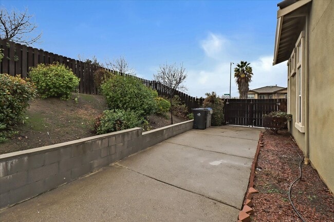 Building Photo - 4 Bed 3 Bath Home With 3 Car Garage High Ceilings And Fenced Yard