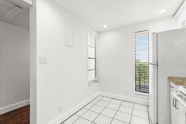 Building Photo - 15 Royal Palm Way