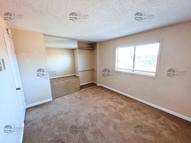 Building Photo - 3 Bed/2 Bath Two Story Townhome in Gated Community