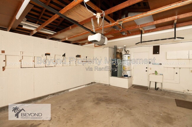 Building Photo - 902 La Sombra Dr