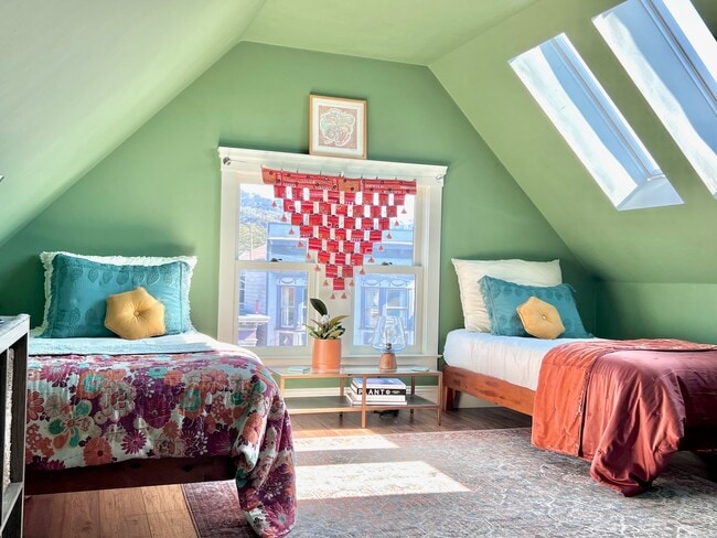 top floor bedroom, with 2 twins OR one king size bed - 1530 Fulton Street