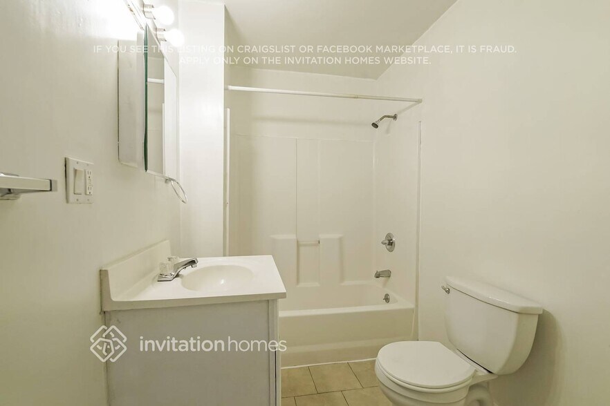 Building Photo - 1522 W 60th St