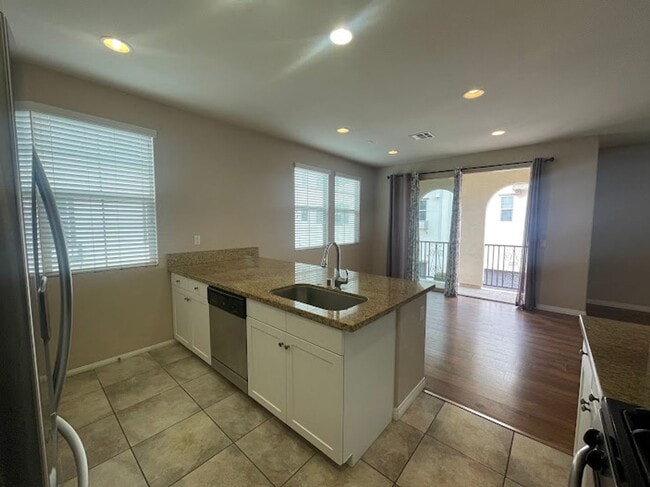 Building Photo - Stunning 2 bed 2.5 bath Solar Powered Town...