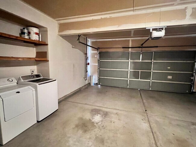 Building Photo - Newer Single Family Home in gated Union City
