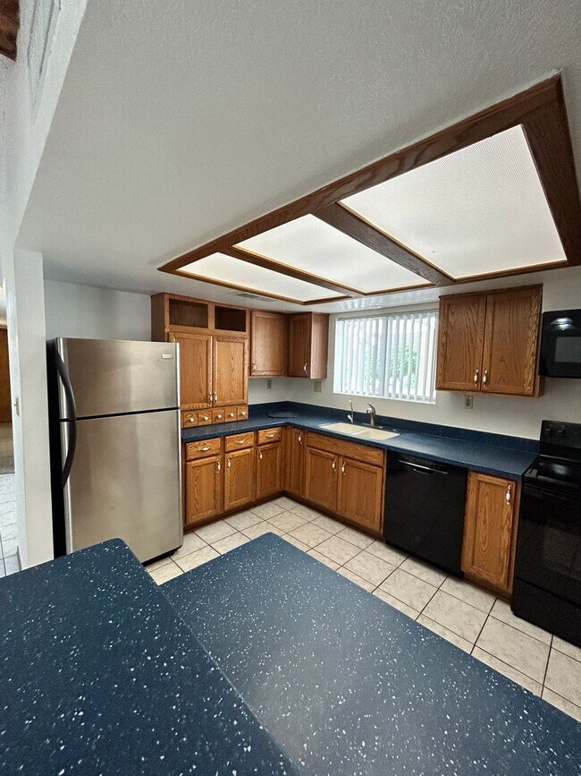 Building Photo - Great Unfurnished home!
