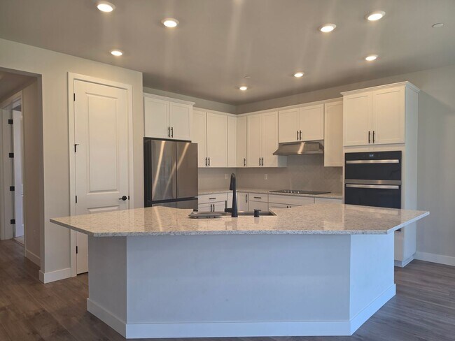 Building Photo - 3 Bedroom Plus Den Rambler in Arborwood!