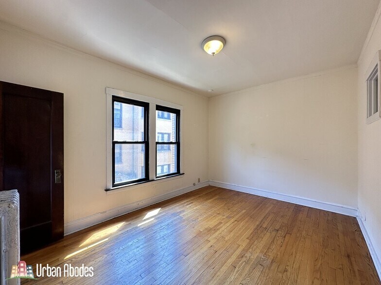 Building Photo - 2434 N Sawyer Ave