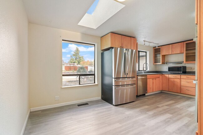 Building Photo - Move in ready, 3 bedroom rambler - Olympia School District