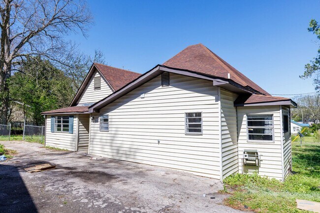 Building Photo - 4 Bedroom, 2 Bathroom in Adamsville