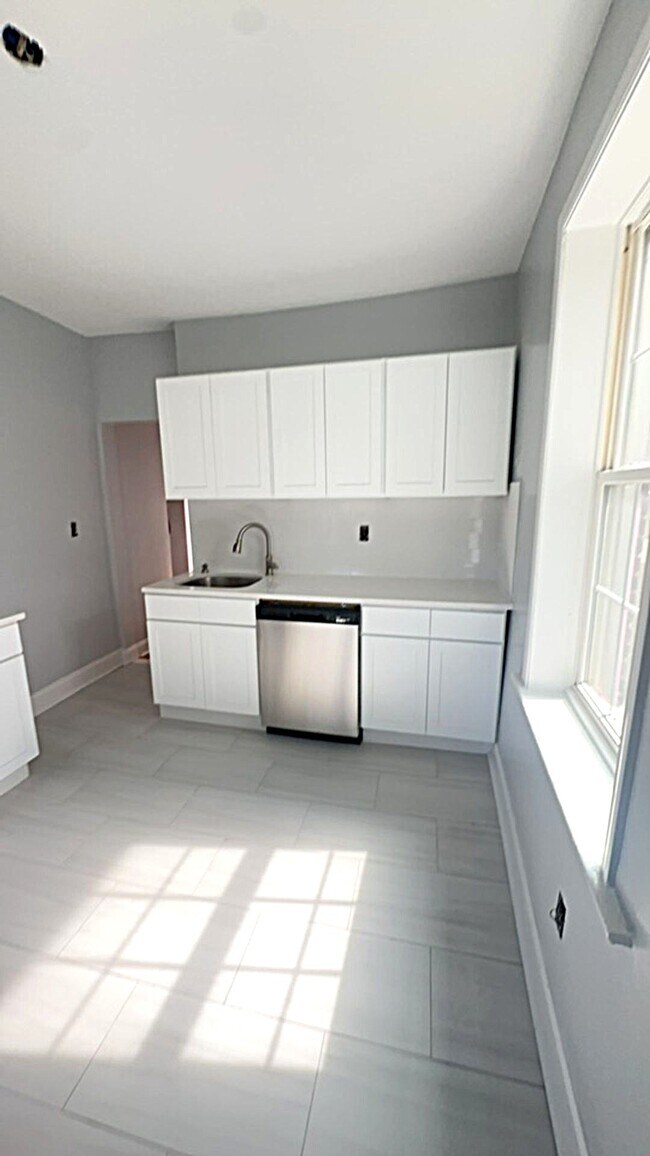 Building Photo - 113 67th St