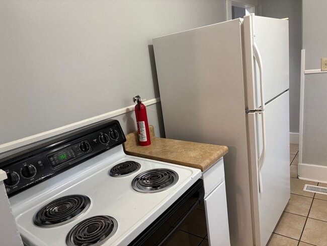 Building Photo - Beautiful 2 bed/ 1 bath